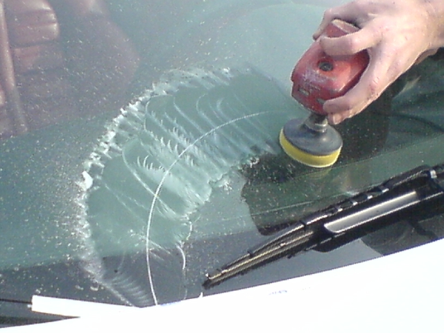 Élimine les rayures sur la voiture de verre