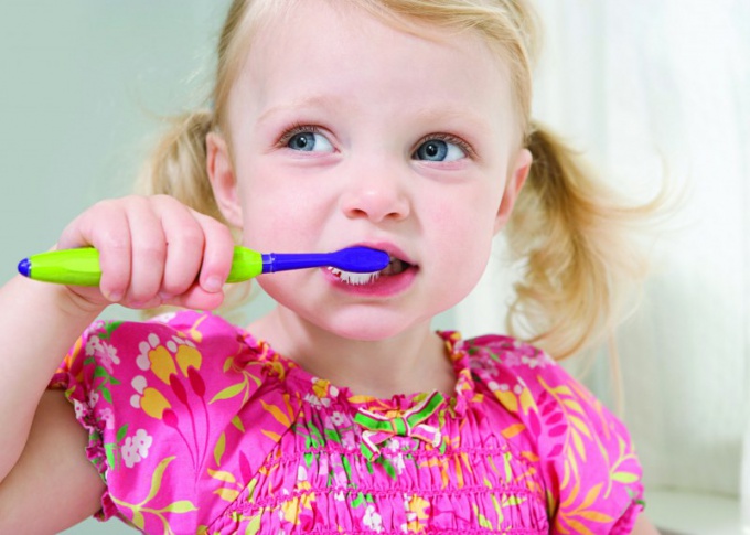 Jusqu'à quel âge un enfant a besoin de se brosser les dents avec une pâte de bébé 