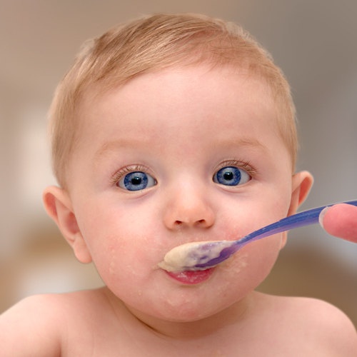 Quand commencer à nourrir un bébé