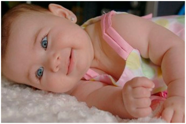 Bébé dans un salon de beauté à la maison