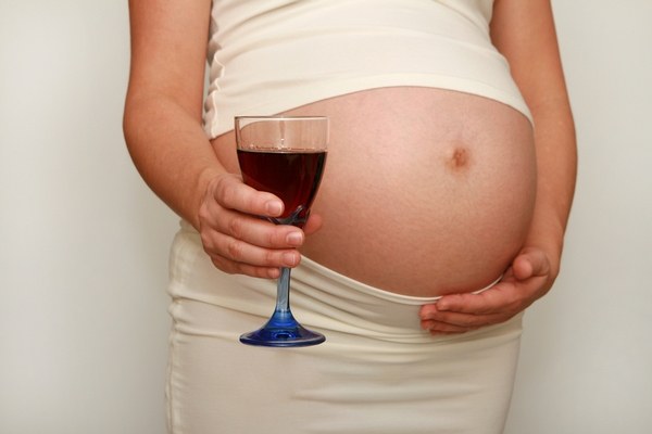 Une femme enceinte peut-elle prendre un verre de vin en vacances