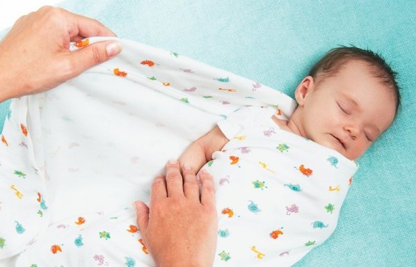 Dois-je faire un swaddle à un nouveau-né?