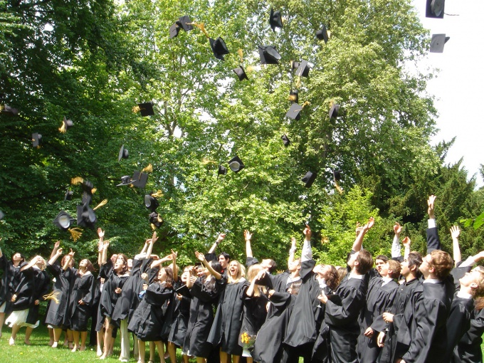 Les diplômés sont heureux avec la remise des diplômes de l'école.