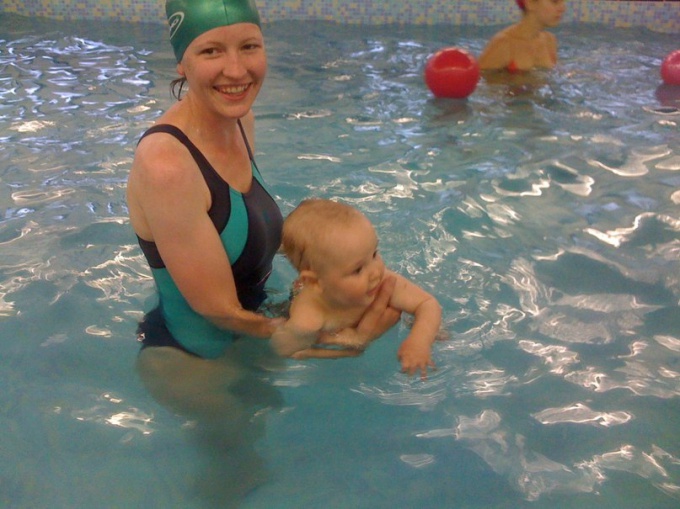 Pourquoi aller avec le bébé à la piscine