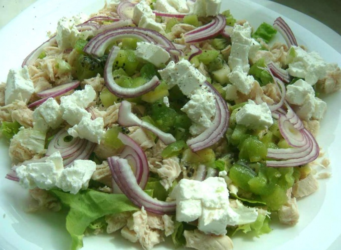 Comment cuire la salade de poulet avec du fromage feta