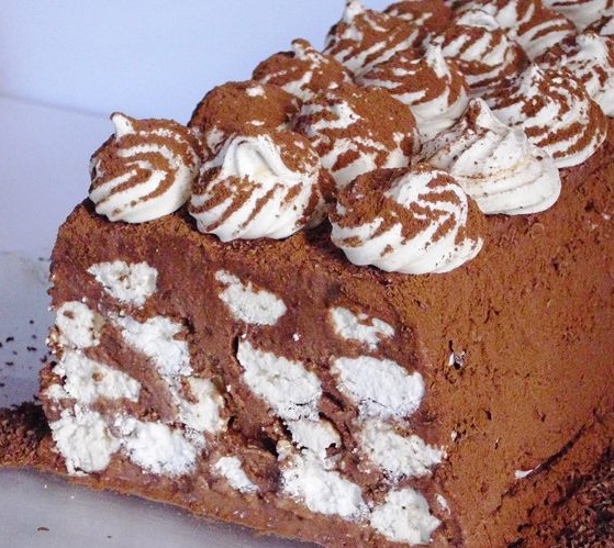 Gâteau aux glaces au chocolat avec meringue