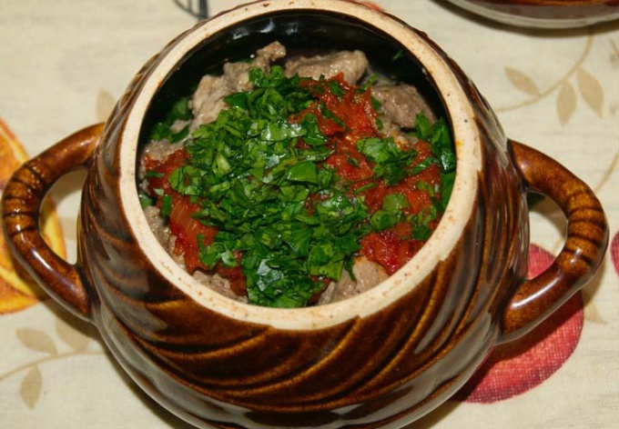 Tomleny dans des pots de légumes à la viande