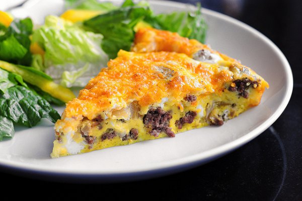 Casserole aux épinards et aux œufs et au fromage