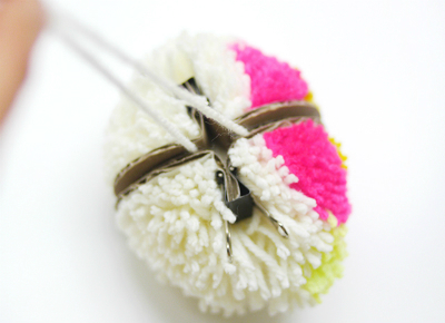 Comment faire des pompons de fleurs multicolores