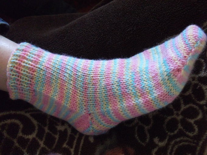 Comment tricoter des chaussettes sur deux rayons