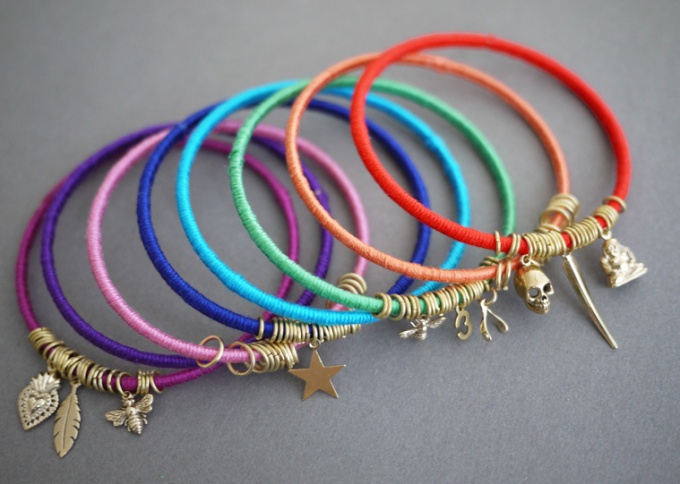 Comment faire un bracelet avec des pendentifs