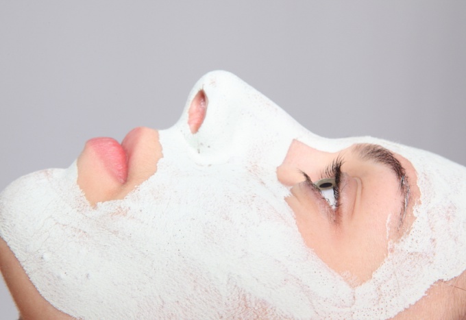 Masques pour le visage contre les taches sombres sur la peau