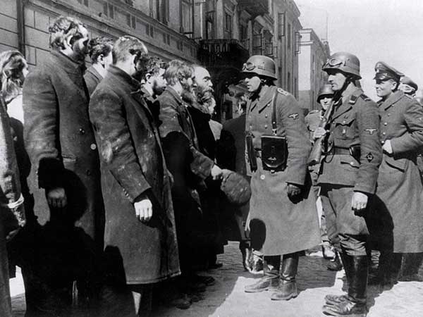 Camp de la mort de Treblinka, photo de la Seconde Guerre mondiale. Les soldats allemands interrogent les Juifs après le soulèvement dans le ghetto de Varsovie en 1943