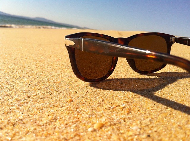 Les lunettes de soleil diffèrent par le facteur d'absorption de la lumière visible et des rayons ultraviolets. 