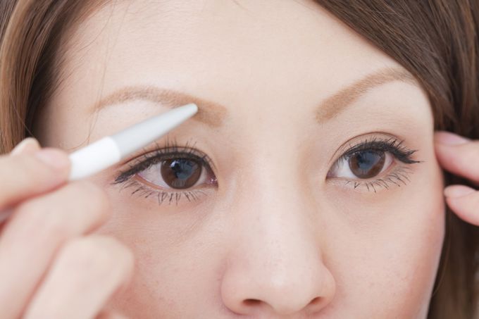 Crayon à sourcils: utiliser les règles