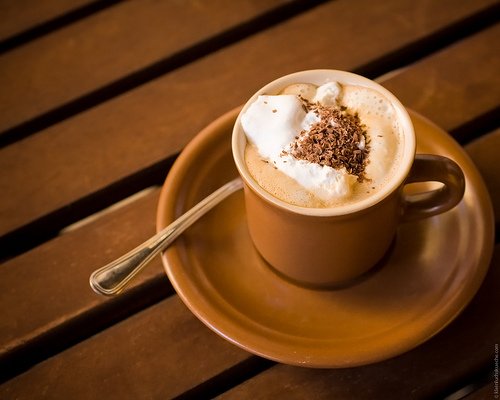 Café très savoureux avec crème fouettée