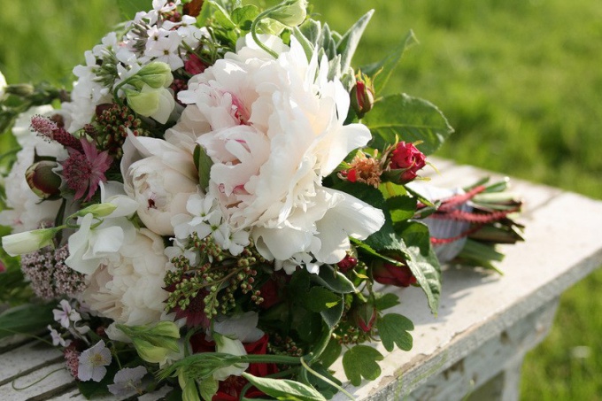 Comment décorer une table de fête avec des fleurs