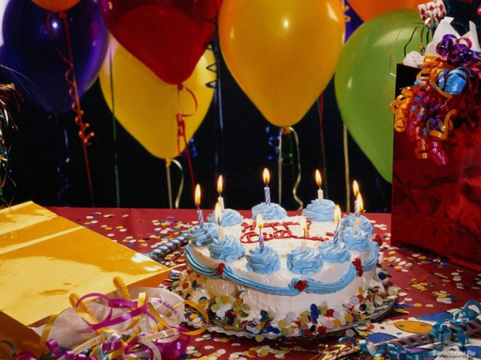 Comment décorer une table de fête pour l'anniversaire d'une personne âgée