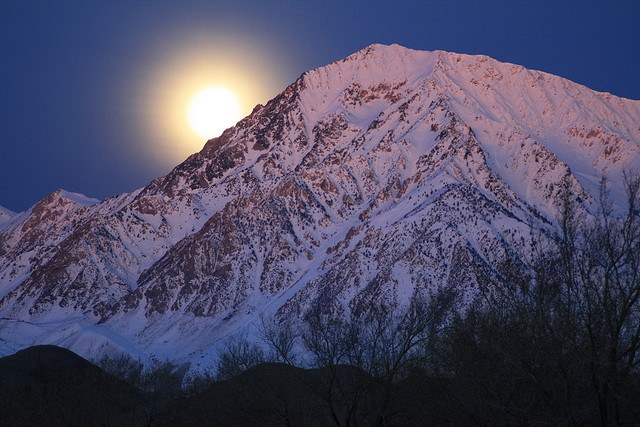 La lune se couche à l'ouest, au sud-ouest et au nord-ouest