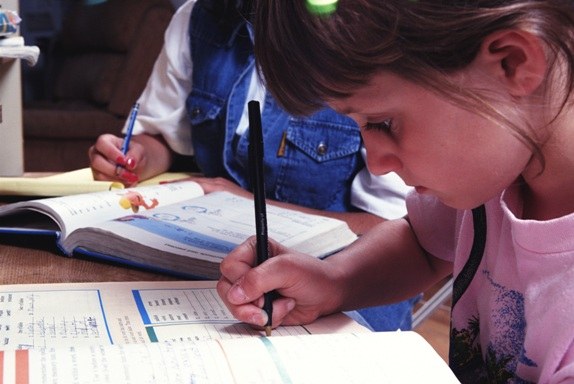 Comment enseigner à un enfant à tenir correctement un crayon