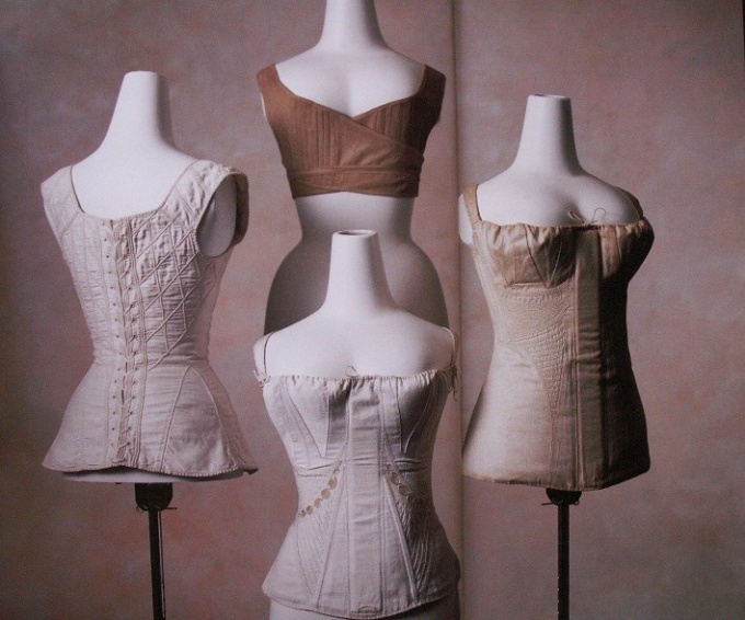 Pourquoi les corsets que les femmes ont traînées à la mode ...